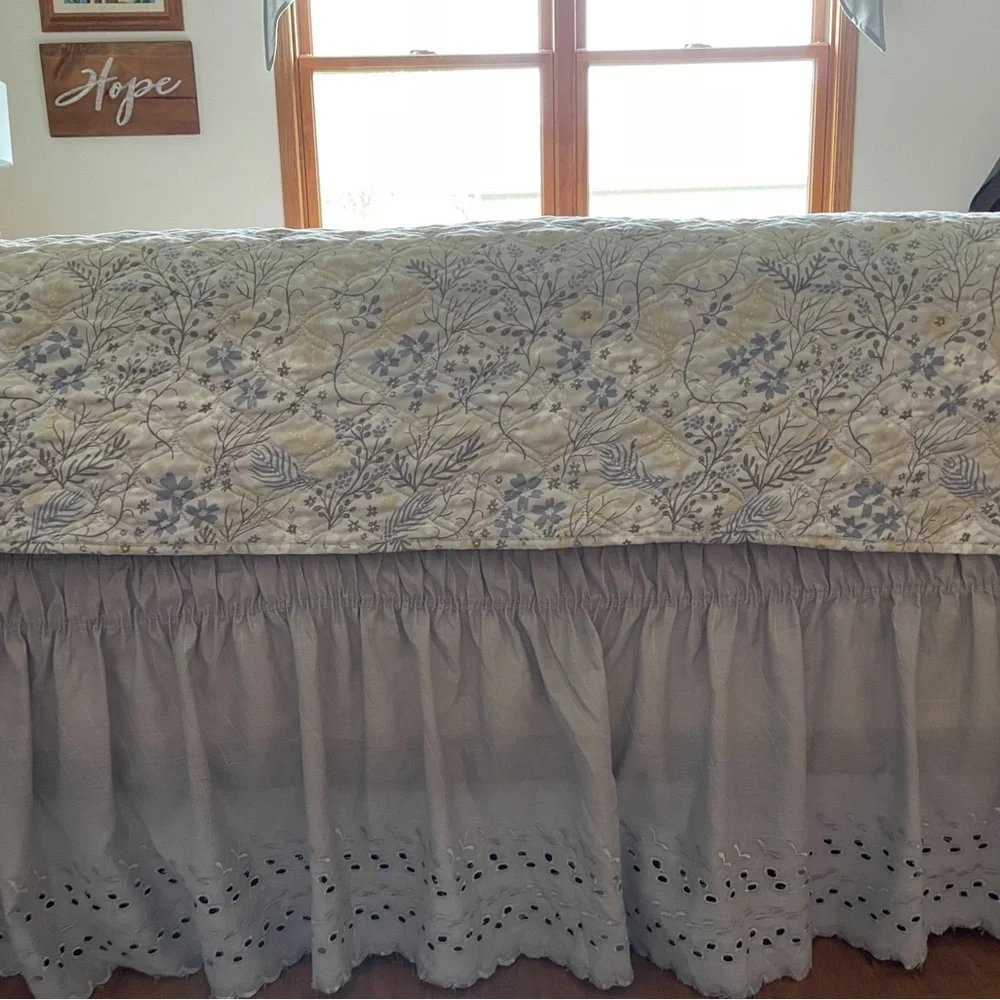 Warm Home Designs Elegant Gray Lace Trim Bed Skirt Queen/King